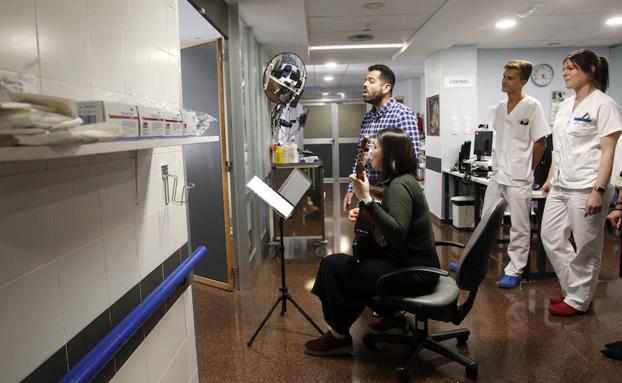 Una veintena de voluntarios llenan de música el hospital de día Oncológico y la UCI.